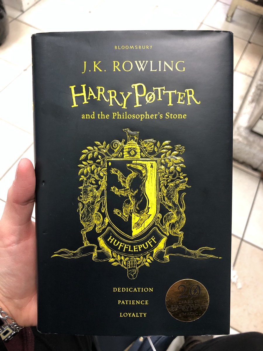NessaJoynter's tweet image. Vu qu’on ne peut pas se servir de la machine à laver, je lave mon linge comme je peux et en attendant ... #HarryPotter #1stbook #specialedition #Hufflepuff