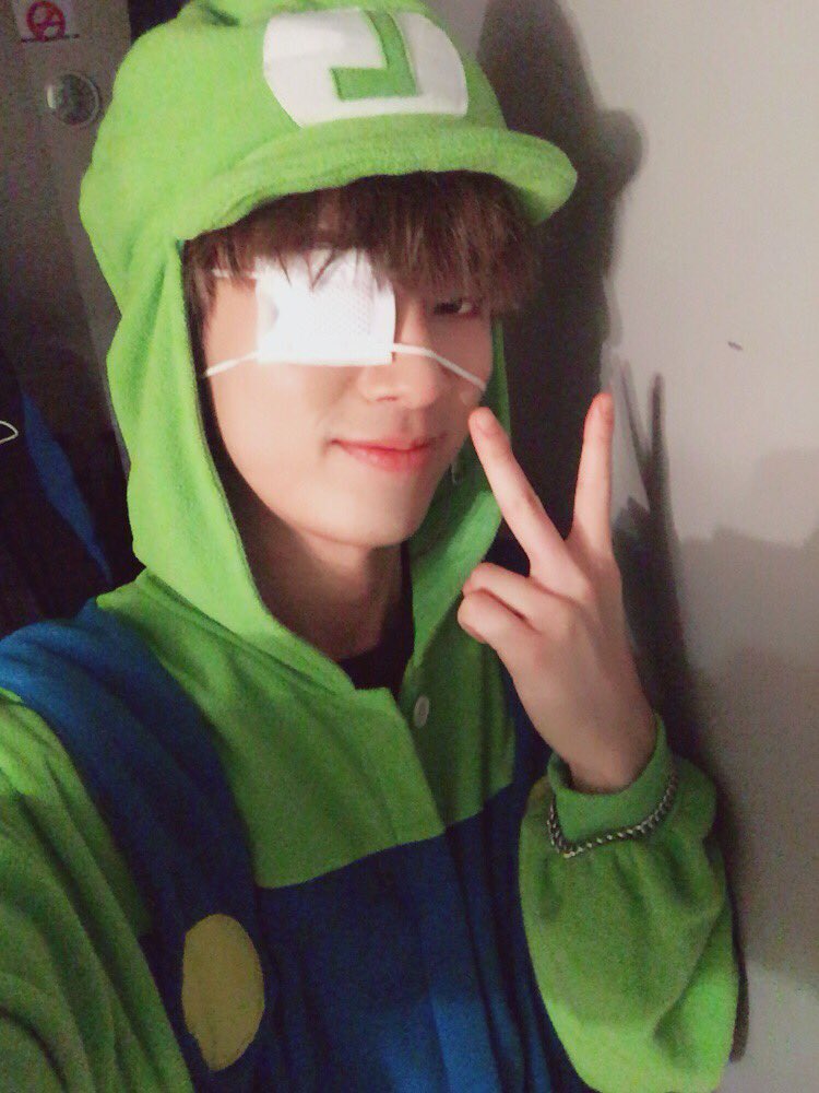 black6ix_twt's tweet photo. 여러분~💕
다들 많이 여쭤보시는데
다래끼 다 나았어요ㅎㅎㅎ
걱정해주셔서 너무 감사합니다😍
앞으로도 건강하고 멋있는 모습 많이 보여드릴게요!!!
오늘도 빈나잇! #🌙 
.
.
.
.
#black6ix #블랙식스 #ziki #지키 #쓸쓸해 #supermario #슈퍼마리오 https://t.co/GCOYHi2R4G