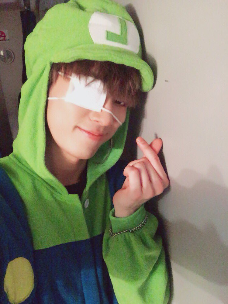 black6ix_twt's tweet photo. 여러분~💕
다들 많이 여쭤보시는데
다래끼 다 나았어요ㅎㅎㅎ
걱정해주셔서 너무 감사합니다😍
앞으로도 건강하고 멋있는 모습 많이 보여드릴게요!!!
오늘도 빈나잇! #🌙 
.
.
.
.
#black6ix #블랙식스 #ziki #지키 #쓸쓸해 #supermario #슈퍼마리오 https://t.co/GCOYHi2R4G