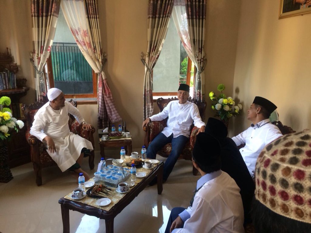Silaturrahim dengan Al Habib Soleh Bin Ali Al Attas di Pondok Pesantren Ribath Nurul Hidayah Bedug, Pangkah, Tegal
#GanjarYasinM3nang
#PilkadaJateng2018 
#KandangBant3ng
#JatengM3tal
#PDIPerjuangan