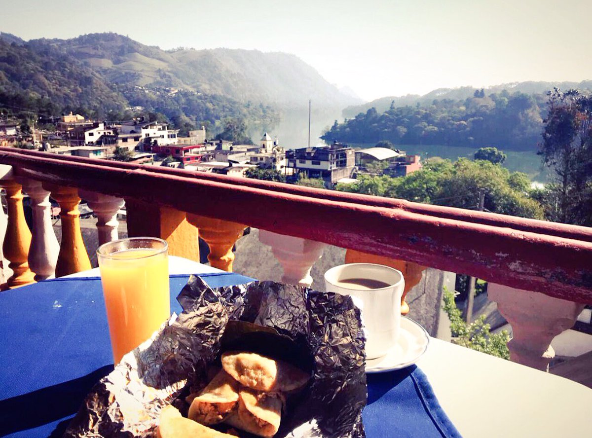 Lethuska's tweet photo. Después de #DesafioLasNubes #UTMX un rico desayuno en un lindo lugar #DelLago https://t.co/8vudagKBkL