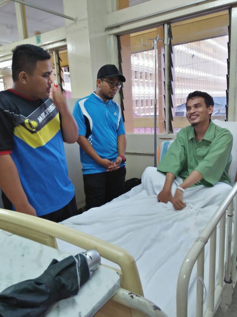 Acaaaaaang's tweet photo. Menziarahi sahabay sekuliah yg dimasukkan ke hospital atas sakit yang belum dikenal pasti lagi,mohon doakan beliau cepat sembuh. Beliau merupakan Mantan President #QMVENGERS tahun 4. Sungguh hebat individu ini.

#Pray4Fikri
#gapyearusim
#ziarahGapYear https://t.co/trQmL0CKfn