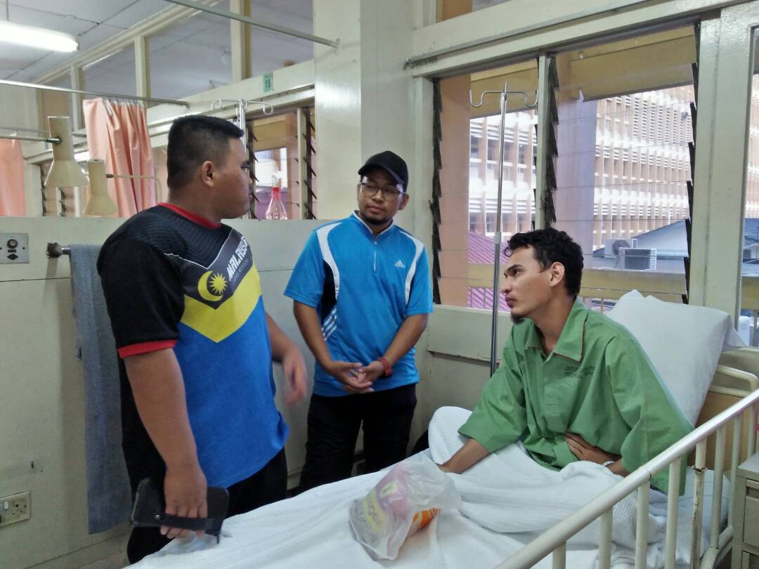 Acaaaaaang's tweet photo. Menziarahi sahabay sekuliah yg dimasukkan ke hospital atas sakit yang belum dikenal pasti lagi,mohon doakan beliau cepat sembuh. Beliau merupakan Mantan President #QMVENGERS tahun 4. Sungguh hebat individu ini.

#Pray4Fikri
#gapyearusim
#ziarahGapYear https://t.co/trQmL0CKfn