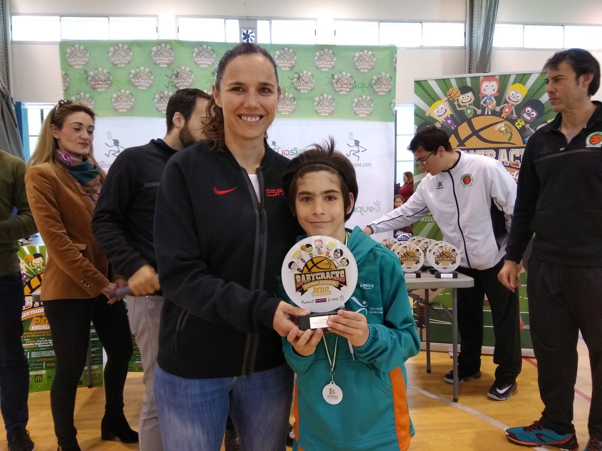 CordobasketCD's tweet photo. #BabyCracksAndalucia2018 #EntregaDePremios #ConcursoTriples 🏀🏀🏀
Los ganadores Ales López del @cbalmeria y Marta Lopera de Álsara Cordobasket @IMDECO_ @dipucordoba @FAB_Cordoba @FAB_Andaluza @Espemendo https://t.co/wWE2czd2CK