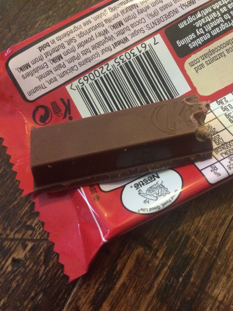 pollyharte's tweet photo. Urgh!! Not sure whether to be horrified or thrilled one finger of my #kitkat has #nowafer @KITKAT https://t.co/jsxD9HKsL6