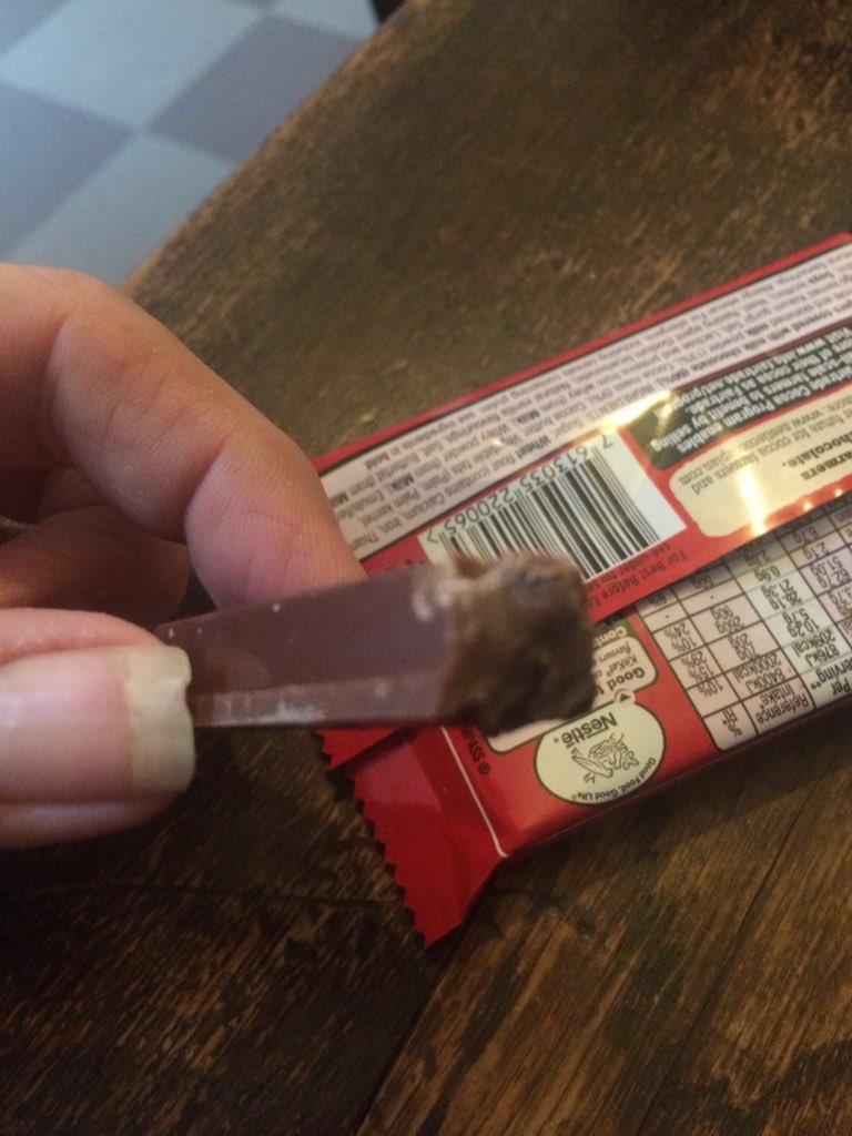 pollyharte's tweet photo. Urgh!! Not sure whether to be horrified or thrilled one finger of my #kitkat has #nowafer @KITKAT https://t.co/jsxD9HKsL6