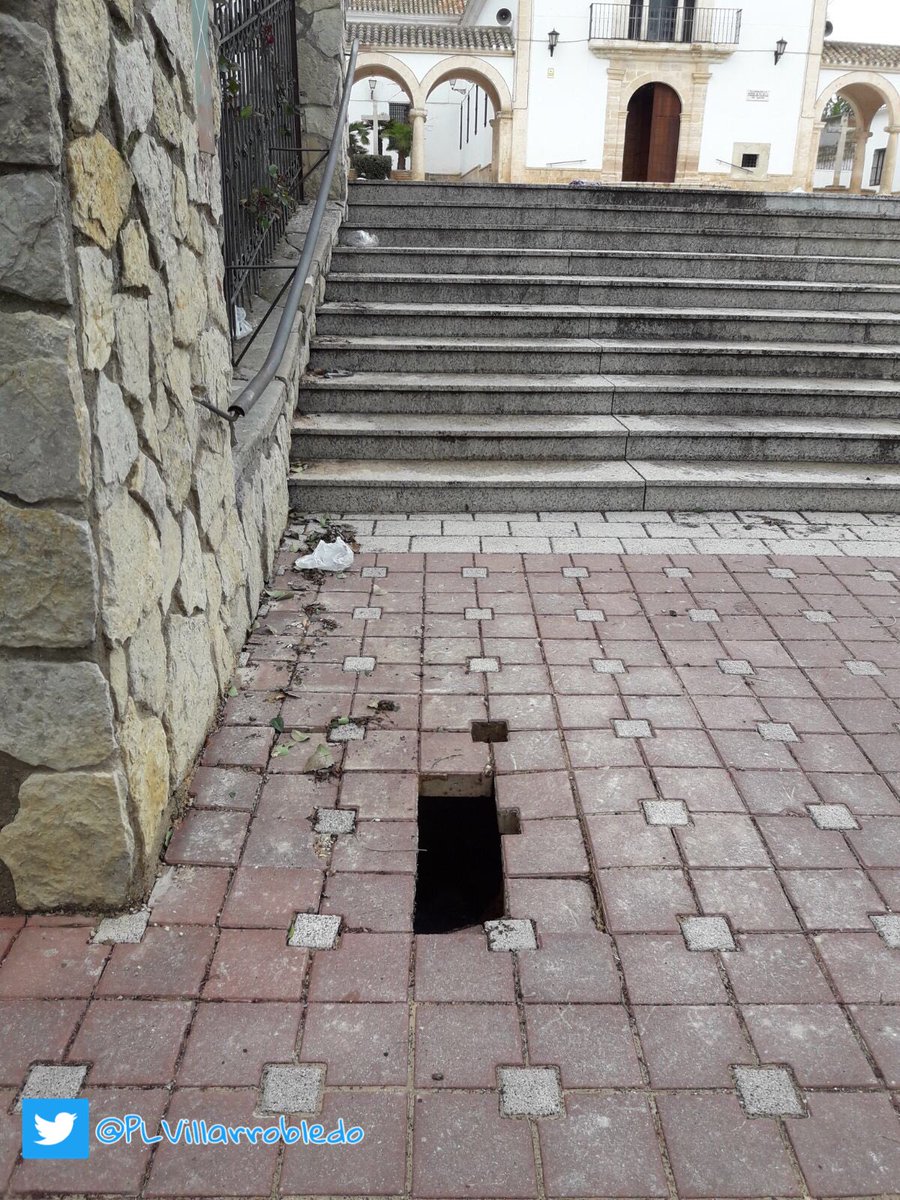 PLVillarrobledo's tweet photo. Gracias a la #ColaboraciónCiudadana, en la tarde de ayer, efectivos de #PLVdo localizaban un socavón en el Paseo de La Virgen, de más de 1 m de profundidad. Operarios del Ayuntamiento acotan la zona para evitar alguna desgracia. https://t.co/S8ielUNUsy