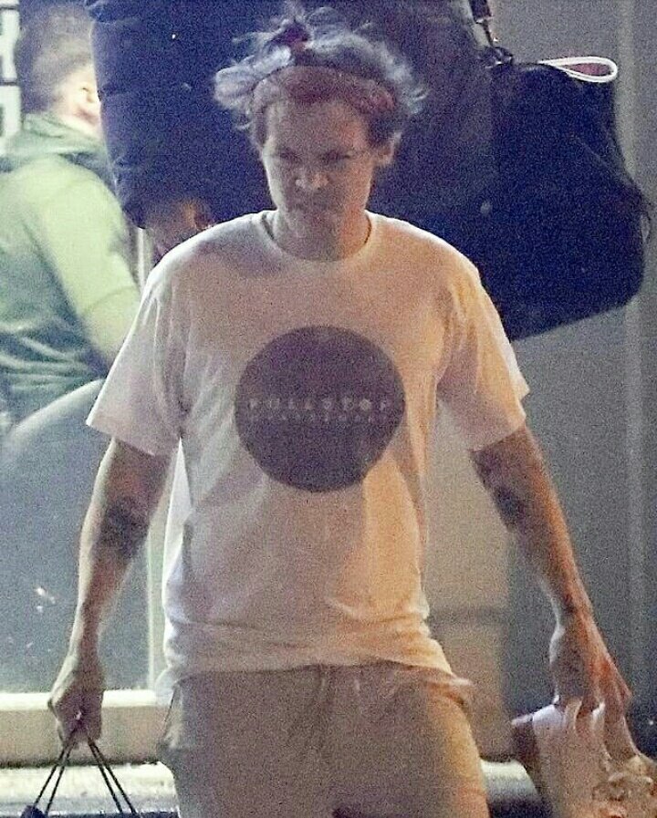 shayhstyles's tweet photo. Harry at gym recently has got me sick. That cute little bun tho. My death-
#HarryStyles #1DbackinJuly #OneDirection https://t.co/WYWuOCGwiZ