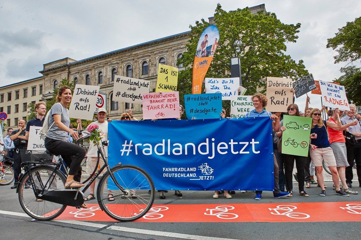 adfcdinvoe's tweet photo. #Deutschland braucht kein #Dieselfahrverbot. Es reichen uns akzeptable #Radverkehrsanlagen und ein #ÖPNV, der nicht auf #Gewinnmaximierung aus ist. Das #Geld ist da, nur #politischerWille fehlt. #Dieselskandal #Fahrverbot #Fahrverbote #Dieselgate https://t.co/uM4IgmWIa0