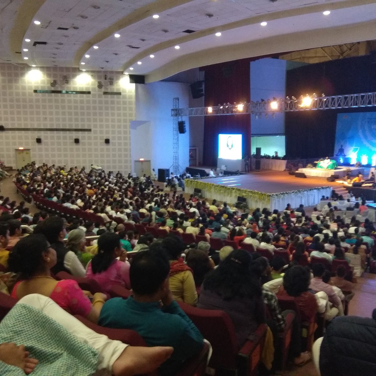 AskPankajArora's tweet photo. Vigyan Bhairav just concluded by gurudev today.. truly mesmerising 2 days.. deep knowledge explained in such an easy way.. !!! Speciality is you can relate it to your  own experiences when @SriSri speaks..
#graceflows #amazed #vbmarch18 https://t.co/vsFk4exqOv