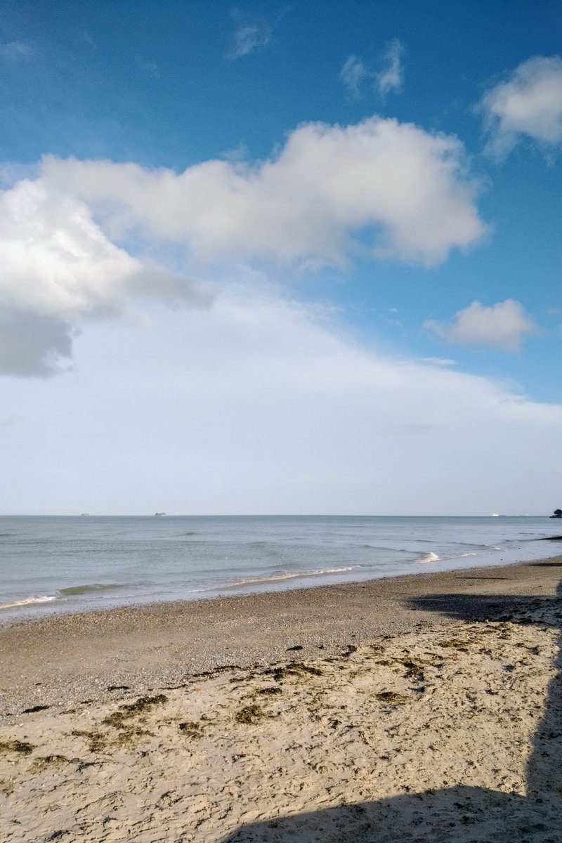 RydeAbide's tweet photo. It's another lovely sunny afternoon on #RydeBeach #IsleLoveWight https://t.co/7vJSIaCu4O