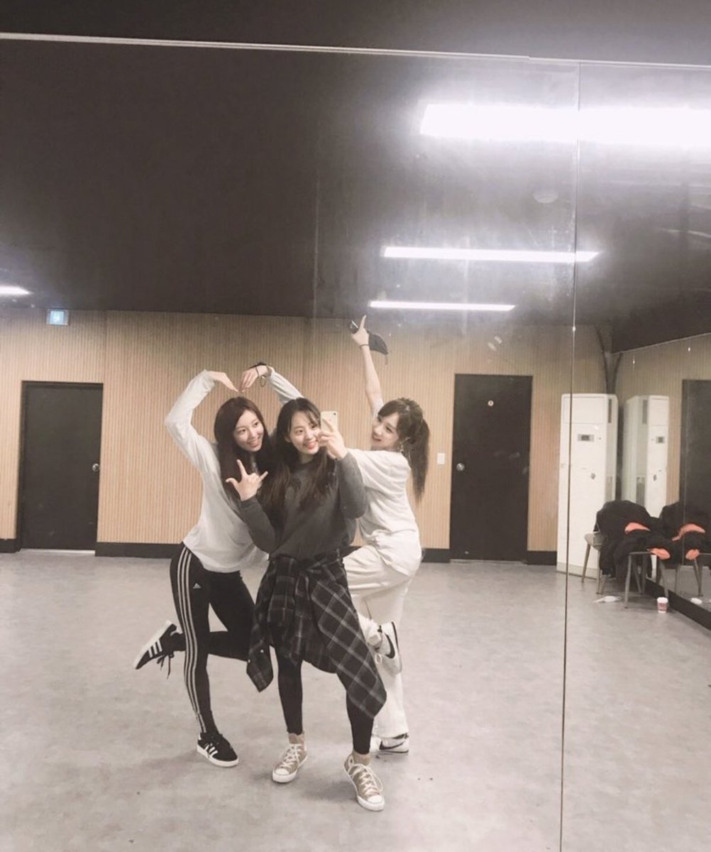 180304 Chun Jane updated IG story: 
รักกันจริงๆเลย🤘❤

Suji, Jane, Euna Kim

#TheArk #디아크 
#TheUnit #UNI_T