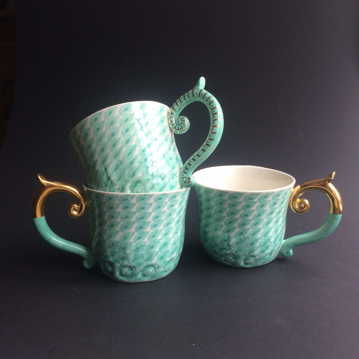 MBerrowCeramics's tweet photo. * SALE * Large Tea Mugs, ”Dash” pattern in Eau de Nile colour, Size 9cm H x 10cm W, contains 350ml, Dishwasher safe, although not recommended. Now £20 (+ postage) with a stripy handle or 1/2 gold. Contact mirandaberrow@gmail.com
#Symondsbury #Bridport #Handmade #Pottery https://t.co/BiPrQlyjkT
