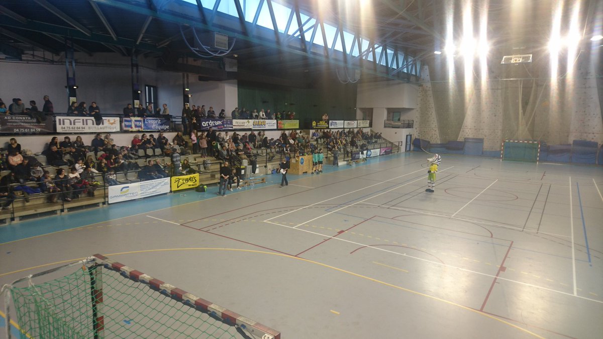 ardecheactu's tweet photo. Après un beau hackathon rien ne vaut un petit match de handball entre Guilherand Granges et Loriol. Score à la mi-temps 14 partout #hack07 #handball #derby https://t.co/qFMDxFukWv
