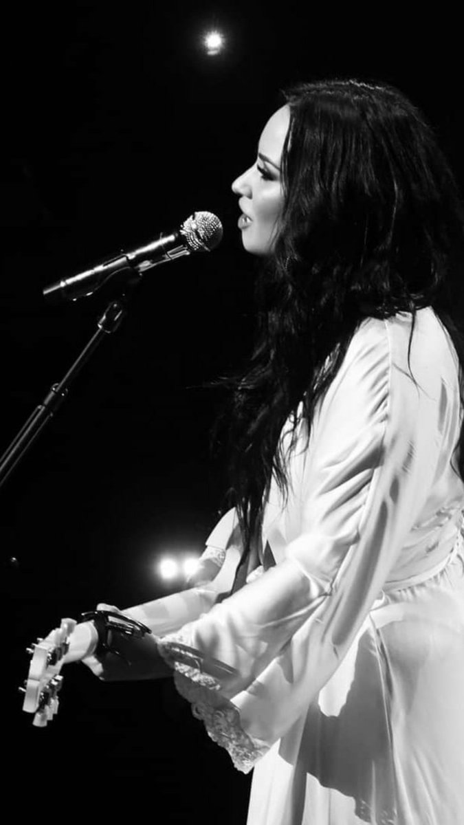 #BestMusicVideo #SorryNotSorry #İHeartAwards