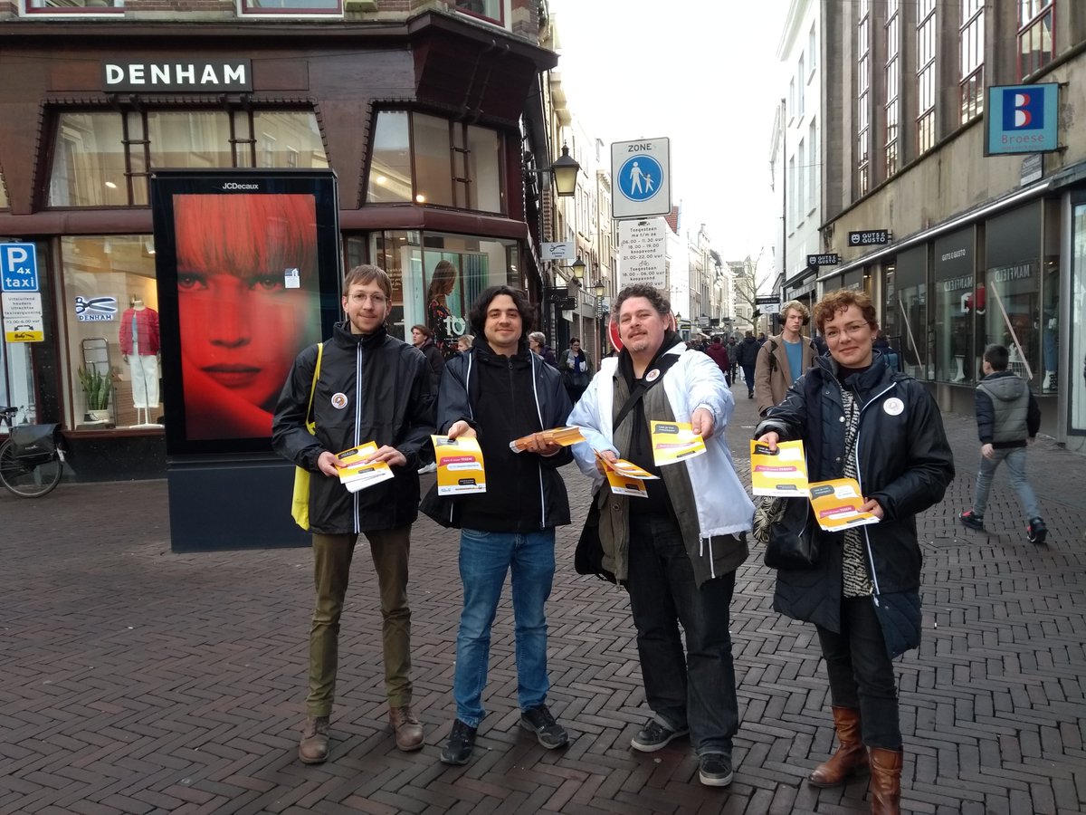 AntiSleepwetU's tweet photo. Vandaag hebben we geflyerd met @bitsoffreedom langs de Oudegracht in Utrecht. https://t.co/qwTxhWcsBh
