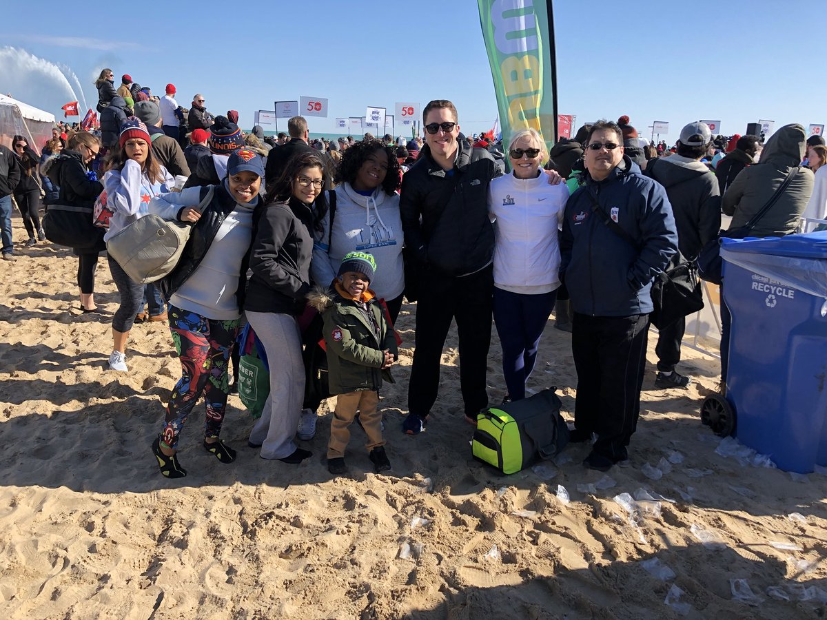allisutera's tweet photo. This small but mighty Aramark Arctic All-Star crew raised over $7k for Chicago Special Olympics!! Time to go jump in a lake!  #PolarPlunge #Aramark https://t.co/0DYgrqTObb