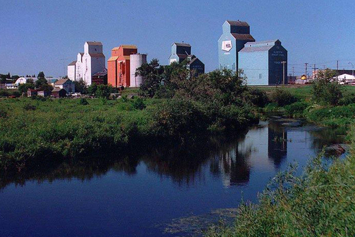 ADAMA_CAN's tweet photo. Canada's very first grain elevator was built in 1879 in Niverville, #MB. While the early elevators are no more, we'll never forget how they once dotted our #prairie skylines. #StorageSunday #AgFact
https://t.co/CPa4S1GwpZ https://t.co/LtKY966ijJ