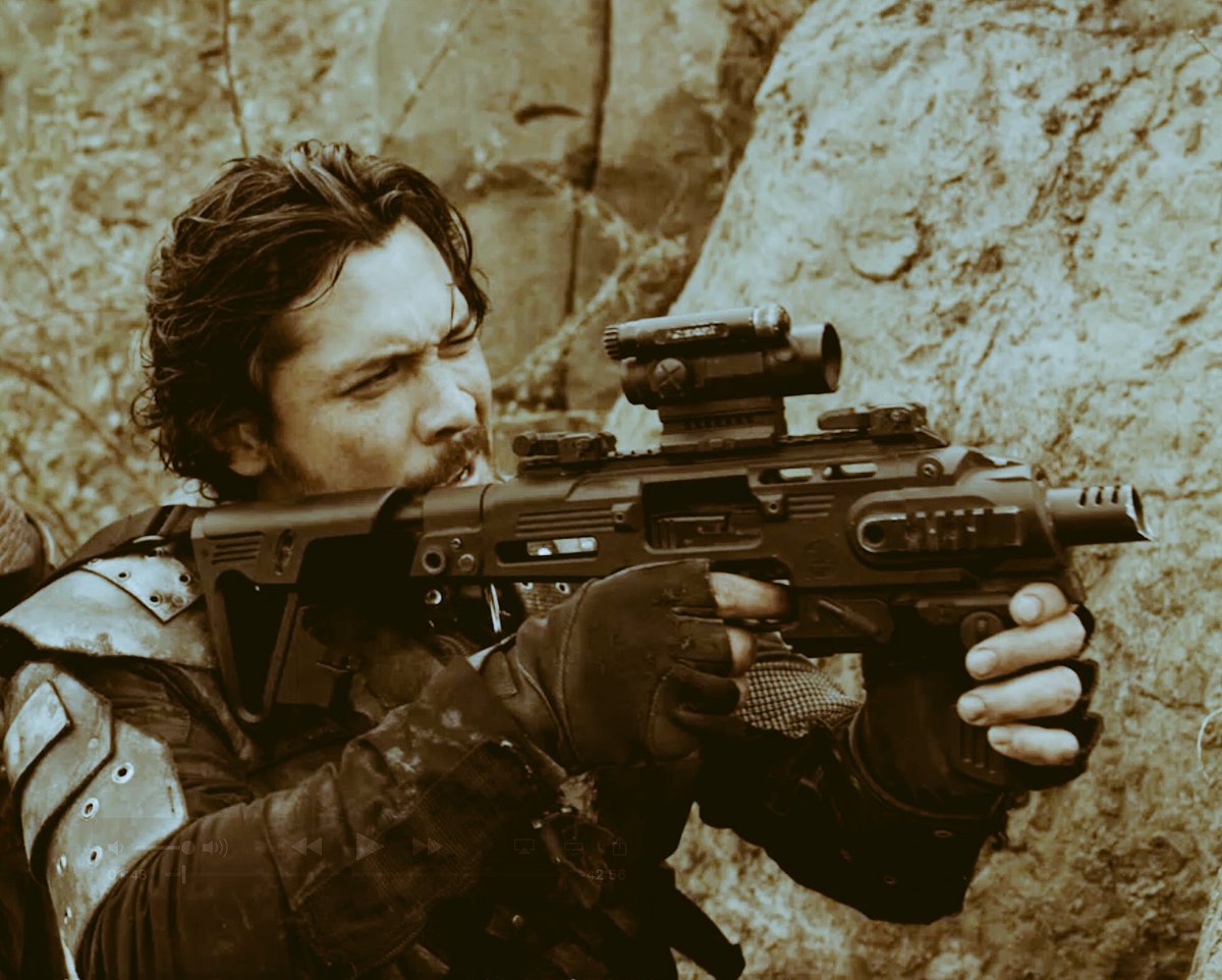 bellarke_love's tweet photo. One word to describe Season 5 Bellamy: Valiant! @WildpipM #The100 #screengrabsaturday [@JRothenbergTV ] #Bellamy #BellamyBlake https://t.co/TI4eDOIKmv