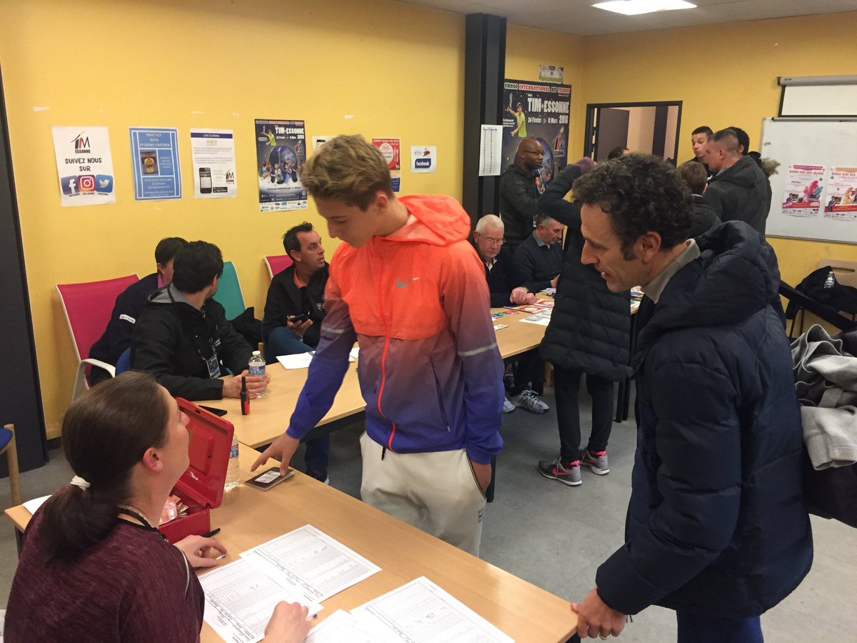 timessonne's tweet photo. C’est l’heure des signatures pour le tableau final du Tim Essonne! Ça se bouscule au Comité Essonne Tennis #TIMESSONNE2018 https://t.co/k54Iu64Tm1
