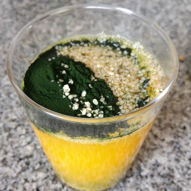 thaimassagelab's tweet photo. Zumo de naranja, chlorella y semillas de cáñamo. Este fue mi desayuno pre-workout de hoy😄💪. #healthy #juice #chlorella #delicious #sunday https://t.co/BPBysWRJoK
