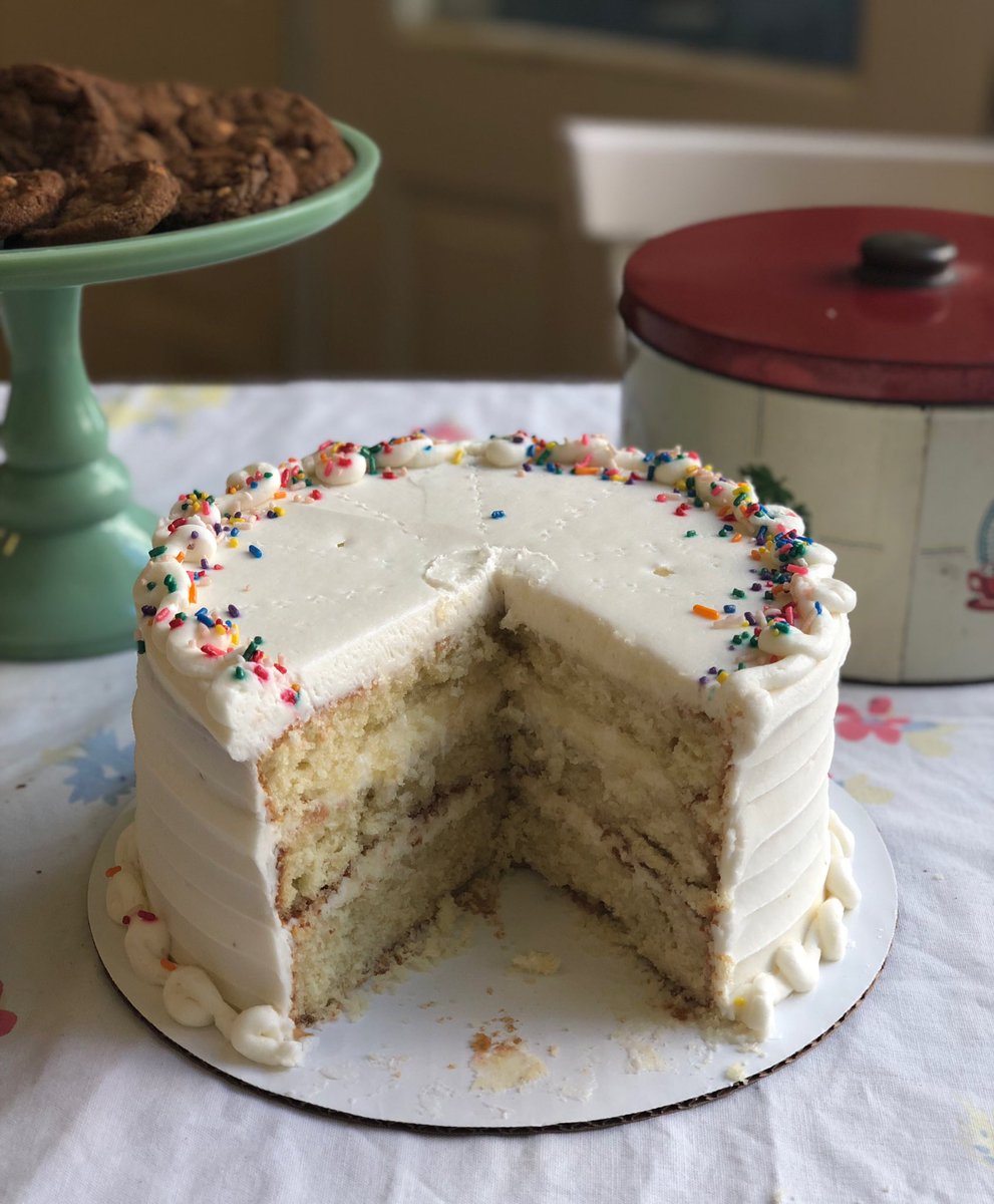 billysbakerynyc's tweet photo. You know what cloudy Sundays are good for? Bright, sprink-ely yellow daisy cake. That, and ignoring all responsibility. https://t.co/WfDvsL02Hf