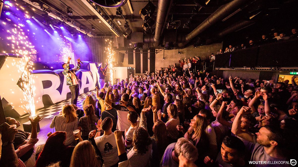 Vuurwerk bij <a href="/kraantjepappie/">Kraantje Pappie</a> in het <a href="/paard_denhaag/">Paard</a> gisteravond 🔥 Alle foto's staan op mijn website; woutervellekoop.nl/2018-03-03-kra…