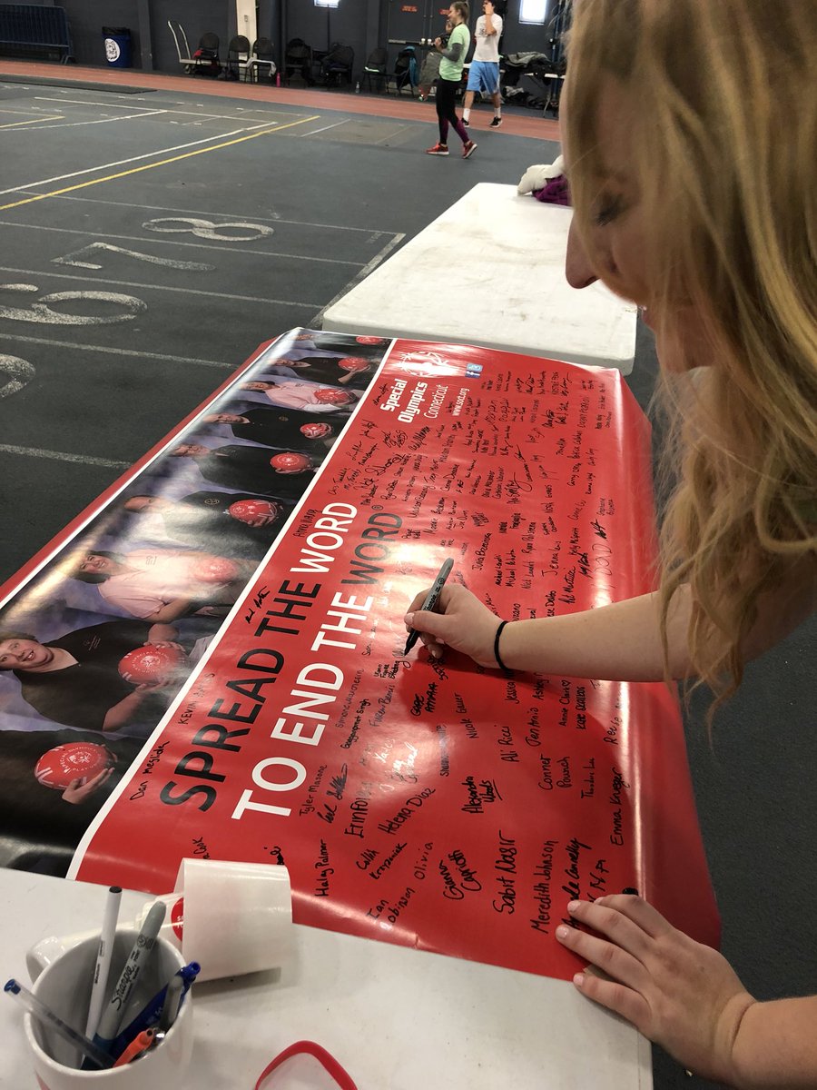 UCFigureSkating's tweet photo. This morning some of our team members volunteered at the Smile Mile! https://t.co/lFH5D1D5rT