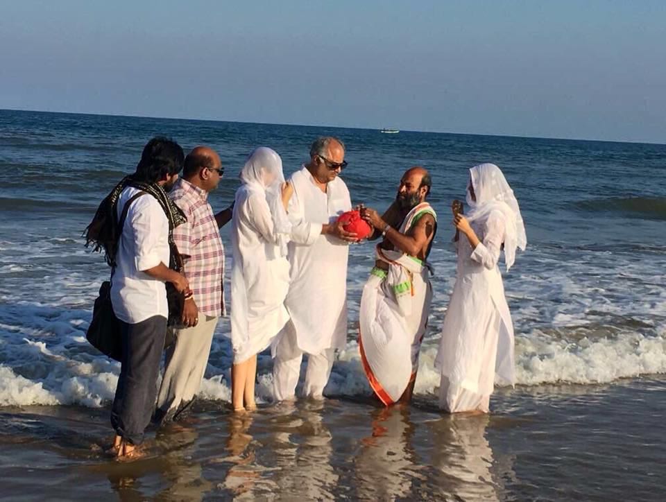news24tvchannel's tweet photo. बोनी कपूर ने रामेश्वरम में विसर्जित की श्रीदेवी की अस्थियां, सामने आई तस्वी #BoneyKapoor #Sridevis #AshesRameshwaram https://t.co/hG3IixzxpH https://t.co/Q7dwHgwlKG