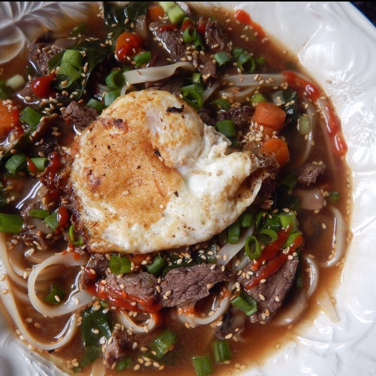 chefdaniellemc's tweet photo. Have I mentioned that I love ramen? Because I LOVE RAMEN. This ramen is particularly amazing because it’s full of savory mushrooms, steak, scallions, and topped of with just a drizzle of spicy sriracha!
•
•
#savethemoms #ramen #steak https://t.co/nuFqFNsCmA