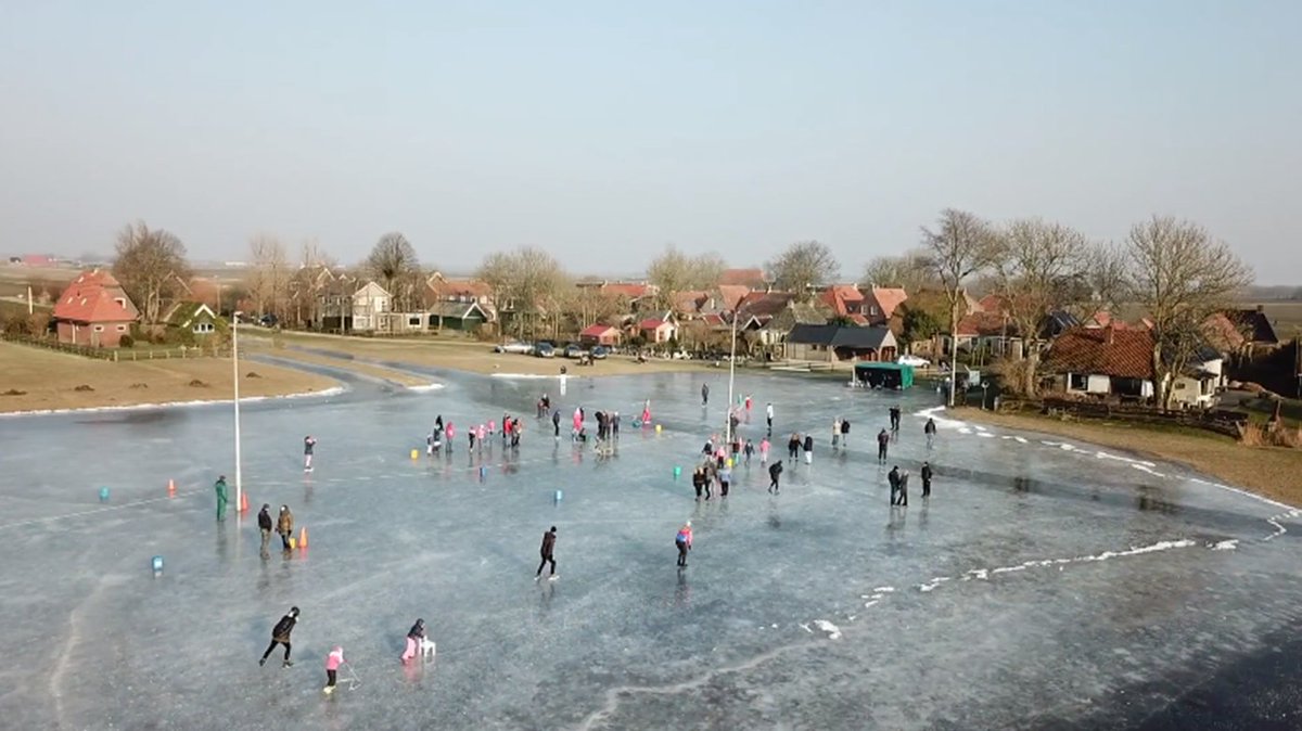 Prachtige drone-bylden fan it prikslydzjen (priksleeën) op 'e iisbaan yn Rien! youtube.com/watch?v=xsbHOa…