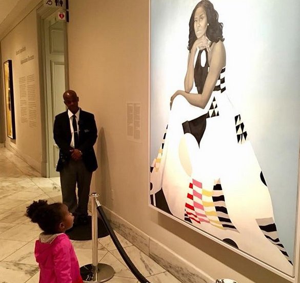 MichelleObamaSt's tweet photo. "I’m also thinking about all of the young people, particularly girls and girls of  color, who, in years ahead, will come to this place and they will look up and they will see an image of someone who looks like them hanging on the wall of this great American institution."- M. O. https://t.co/39YIVwdLTg