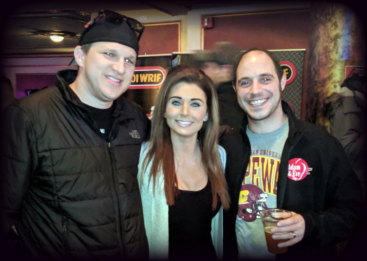 David_W_Brandon's tweet photo. @HeyitsCayla thanks for taking the time to take a photo for a couple fans last night at the #PeepShowLive. Couple'a dads totally fan-girling out. LOL You'll always be our favorite rock girl! https://t.co/H8NGpmUkQp