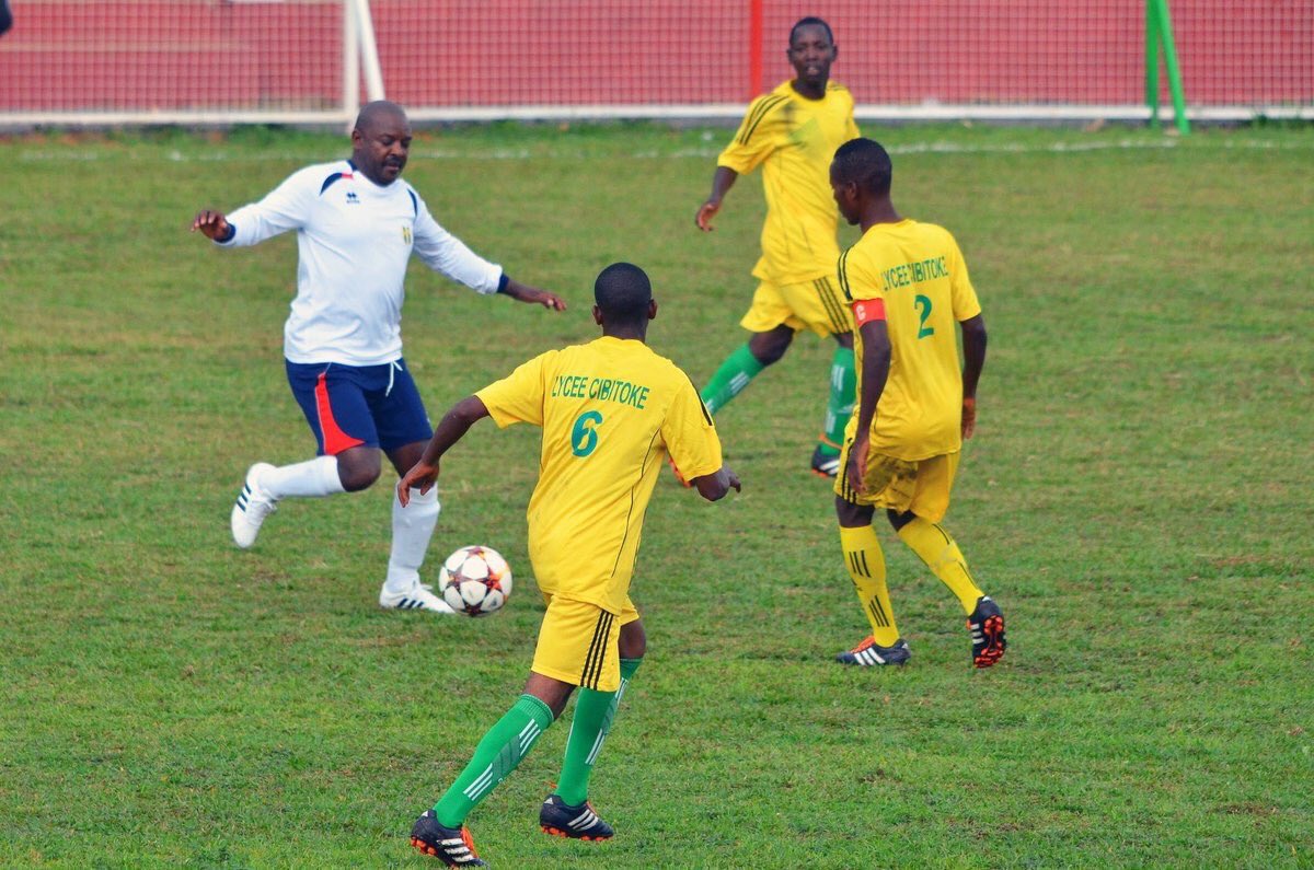 Devlet başkanına faul yapan 2 Burundi'li futbolcu, ‘başkana komplo kurma’ suçlamasıyla gözaltına alındı.