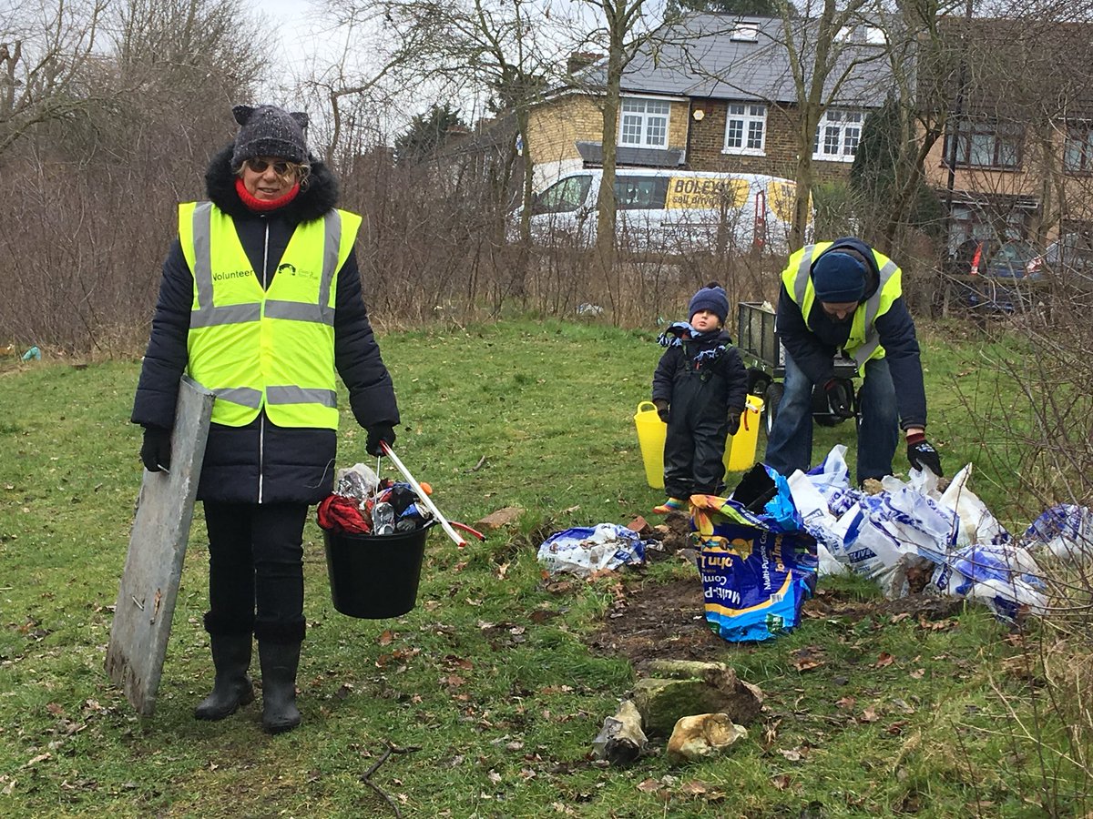 StonebridgeLock's tweet photo. #HighamHillWard @wfcouncil resident enviro champs pulled 57bags of rubbish & flytipping from Cooper Ave, Banbury Rd green & verges to make safe corridors for #wildlife & to make their #local more 💚ly #mylocalculture #GBSpringClean #lovewhereyoulive @CllrCoghill #wfculture19 https://t.co/RHapPxQT2z