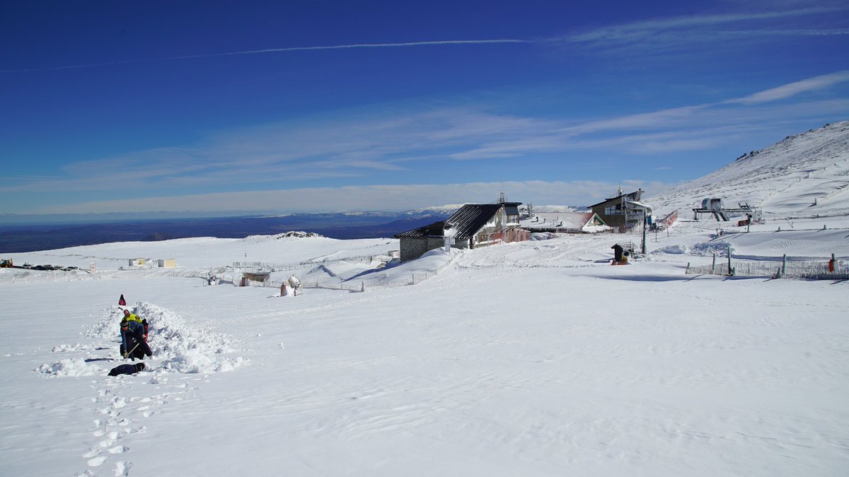 la_covatilla's tweet photo. El temporal de nieve nos ha dejado imágenes de la estación como hace años que no vivíamos. Toca acondicionar todas las instalaciones de nuevo para que podamos abrir lo antes posible siempre que las condiciones meteorológicas nos lo permitan. https://t.co/IvvuuqJQ00