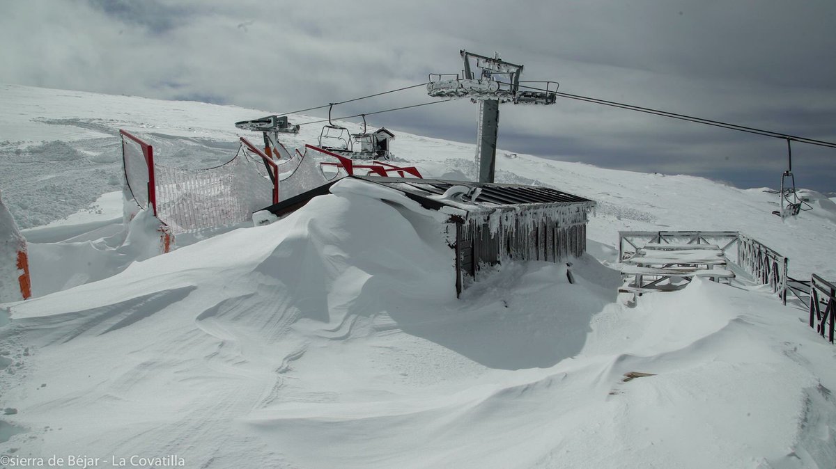 la_covatilla's tweet photo. El temporal de nieve nos ha dejado imágenes de la estación como hace años que no vivíamos. Toca acondicionar todas las instalaciones de nuevo para que podamos abrir lo antes posible siempre que las condiciones meteorológicas nos lo permitan. https://t.co/IvvuuqJQ00