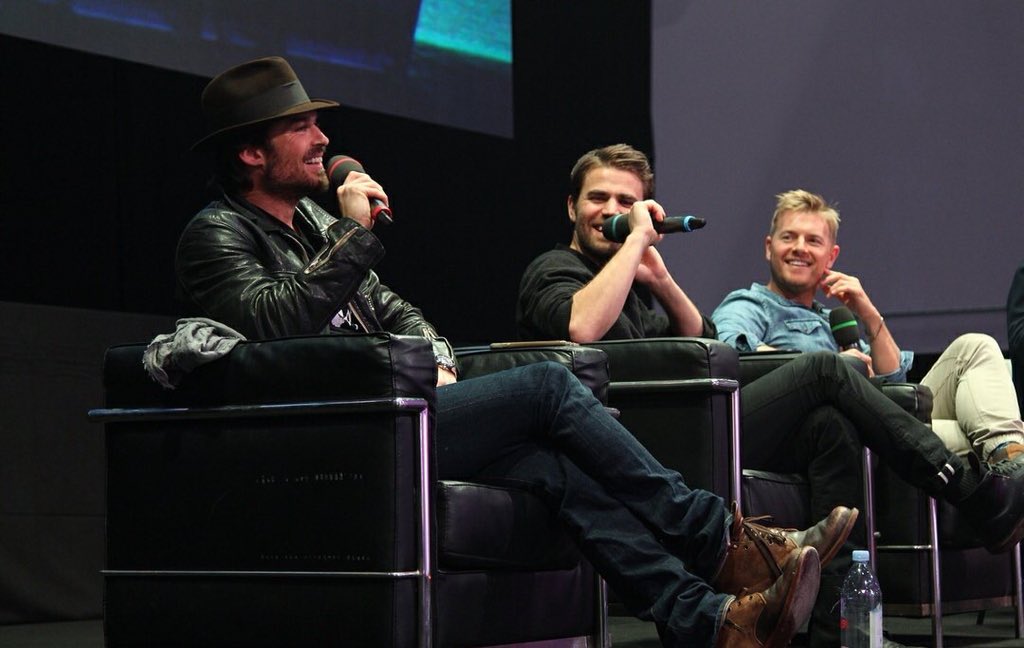 VMINPATHY's tweet image. Ian e Paul, di nuovo insieme, tutti sorridenti 
TVD NON E' MAI FINITO, DAMON E STEFAN SONO ANCORA QUI A BENEDIRCI L'ANIMA. I FRATELLI SALVATORE SONO STORIA #GoodbyeCon