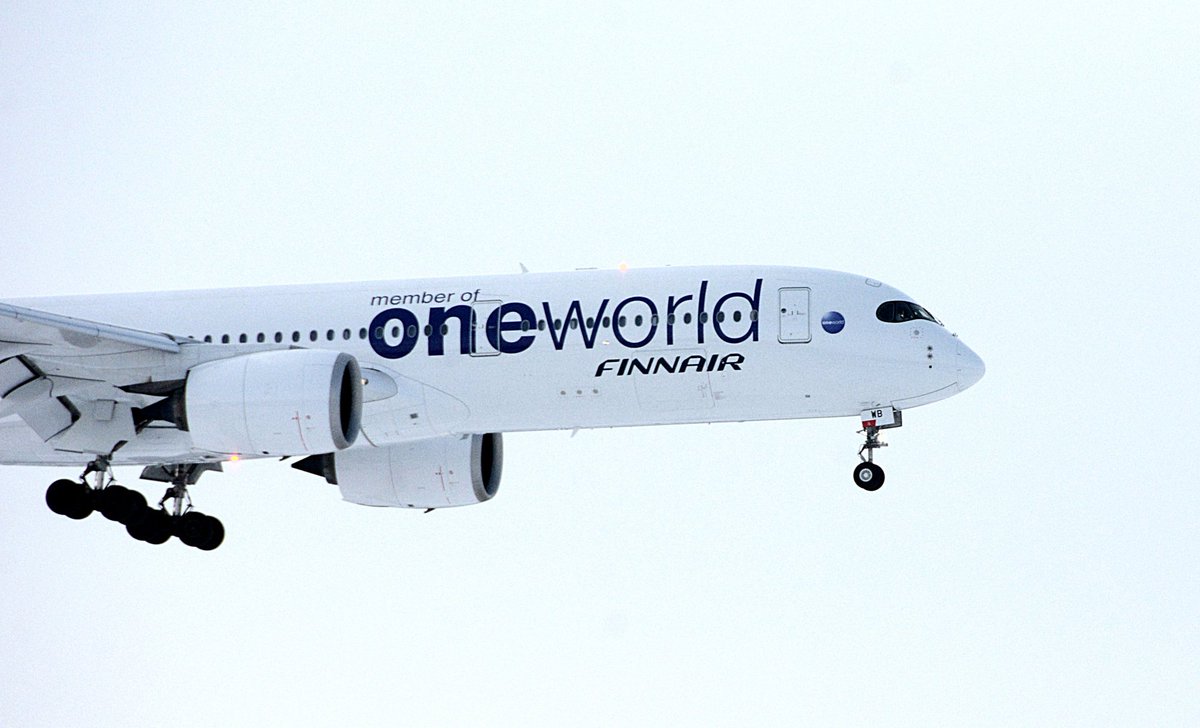 Esa_Juntunen's tweet photo. Time to eat your last dim sum, landing gear is already out - #OHLWB with #Oneworld -livery from #HKG is about to land to #HEL. #Finnair #randomlandings #randomtakeoffs #aviation #planespotting #spotting #airplanes #A350 #Airbus #paxex #HelsinkiVantaa https://t.co/cDapCS5SXo