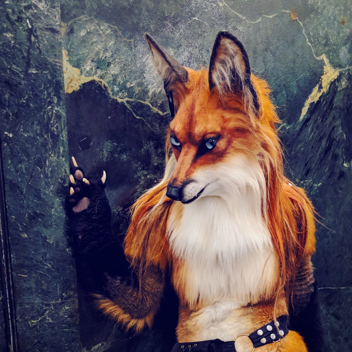 Shimmercatt's tweet image. We were so cute at #ANE2018 but also mysterious thanks to the hotel&apos;s photo ready decor 💅  Thank you to @Anthro_NE for everything!! We will of course return 😍 
Me in Tierney, @ShanziBeast in her fox! #fursuit #clockworkcreature