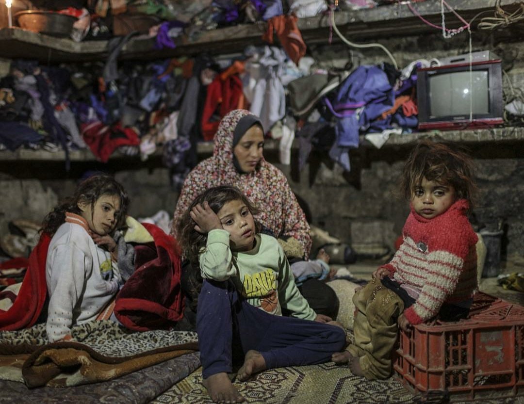 AmjadSa68022182's tweet photo. The three children,Smaher 6,Malak 5, Fatima 3 years, sit in their impoverished family house located in a devastating area in southern #Gaza_strip .
#Save_Gaza .
#Save_Family .
😔😔😔 https://t.co/pWNYto8bB0