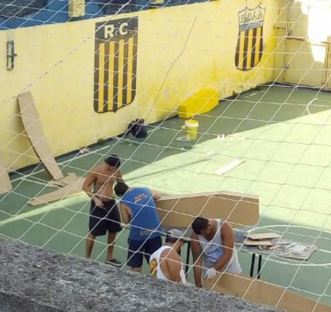 pablocarrozza's tweet photo. Ya fueron identificados los hinchas de Rosario Central que hicieron los ataúdes en la sede del club y luego los escondieron en el estadio. Se empieza a hablar de quita de nueve puntos y clausura de dos fechas del Gigante de Arroyito. https://t.co/pn5pevJ5NH