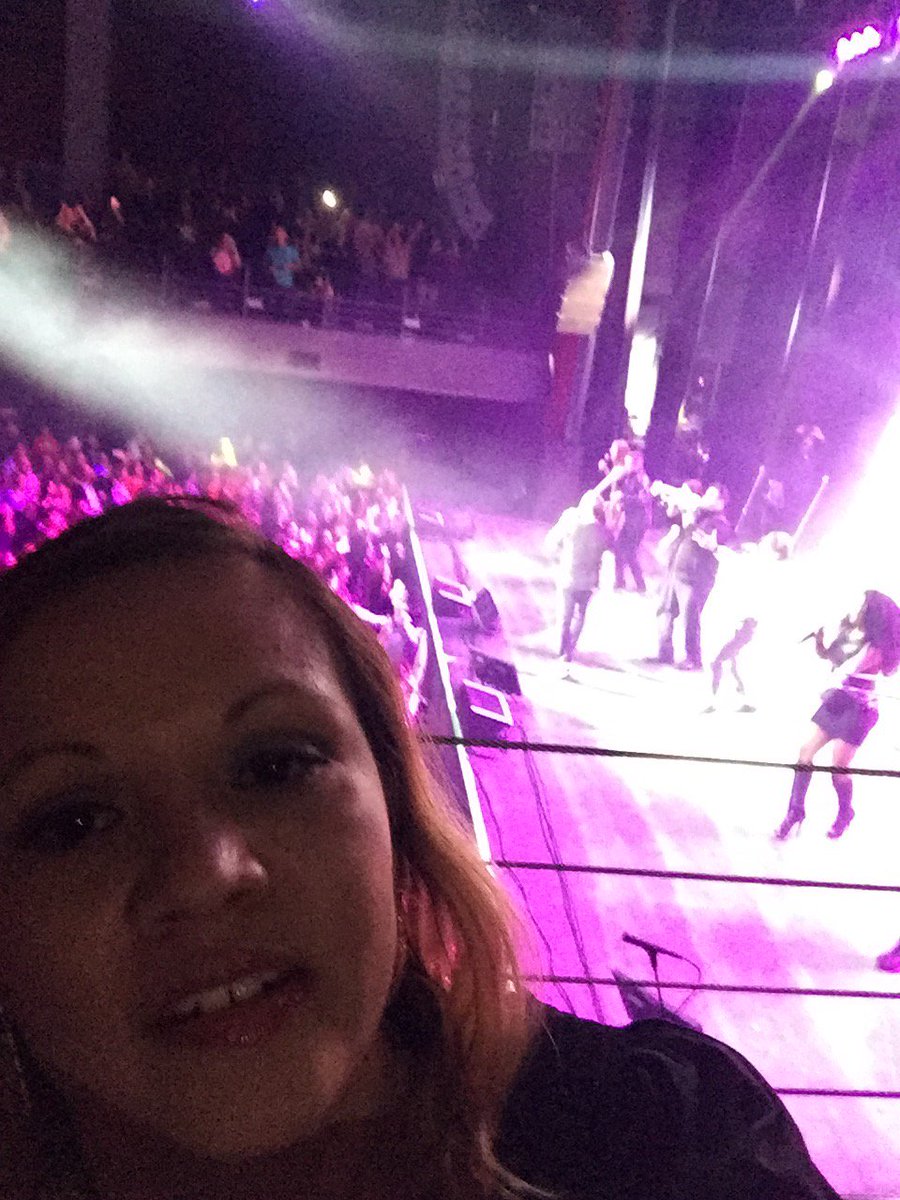 beatrizcol47's tweet photo. @montanertwiter Lo disfrutamos al mil, un sueño de más de 20 años hecho realidad y estar allí tan cerquita, definitivamente un recuerdo para siempre. #bucketlist #soloconunbeso https://t.co/eD2r1kreto