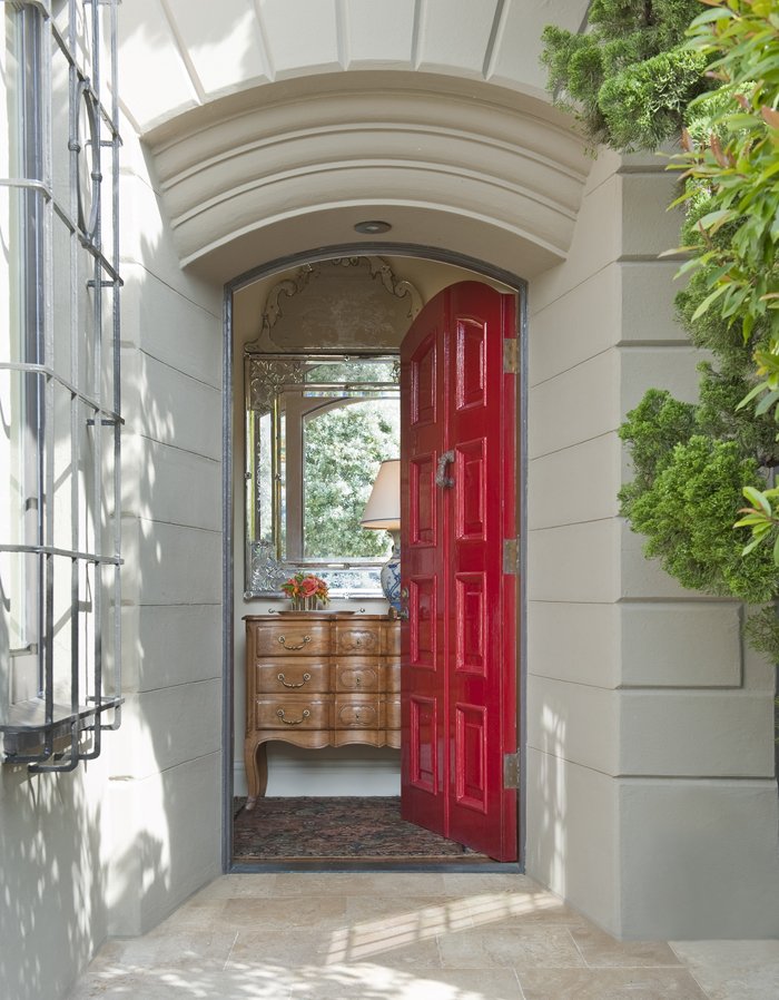 TuckerandMarks's tweet photo. #makinganentry A classic red door for a #PacificHeights 1908 townhouse. Interior designa nd interior architecture by Suzanne Tucker #tuckerandmarks https://t.co/RHyWtYTosS