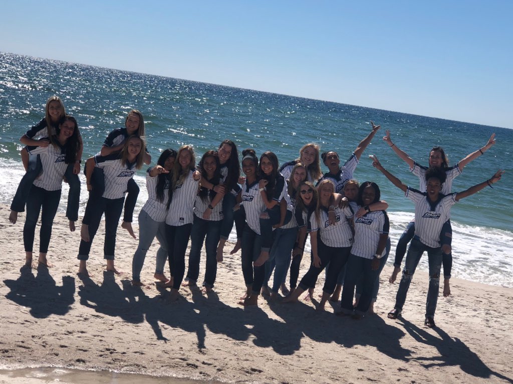 miahalexis23's tweet photo. Twitter asked “what’s happening?” But I honesty couldn’t tell you...love these people though💗 oh, and our new jersey’s are 🔥🔥 https://t.co/LYQhDSu2VS