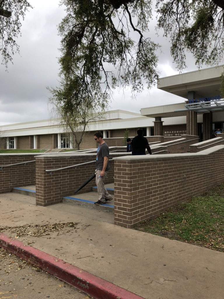 ritapintavalle's tweet image. @brazospointe #servolution working at Brazoswood today. Community service giving a “grace-lift” to front steps of BWood providing a happy welcome to all who enter.