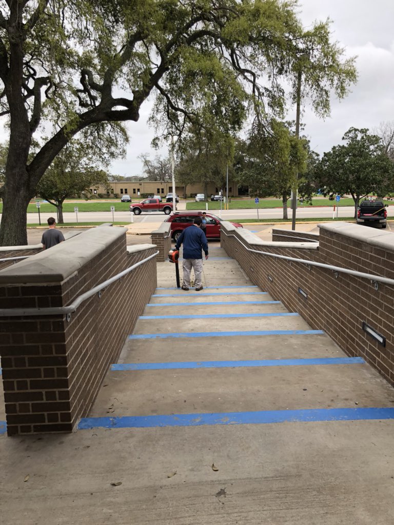 ritapintavalle's tweet image. @brazospointe #servolution working at Brazoswood today. Community service giving a “grace-lift” to front steps of BWood providing a happy welcome to all who enter.