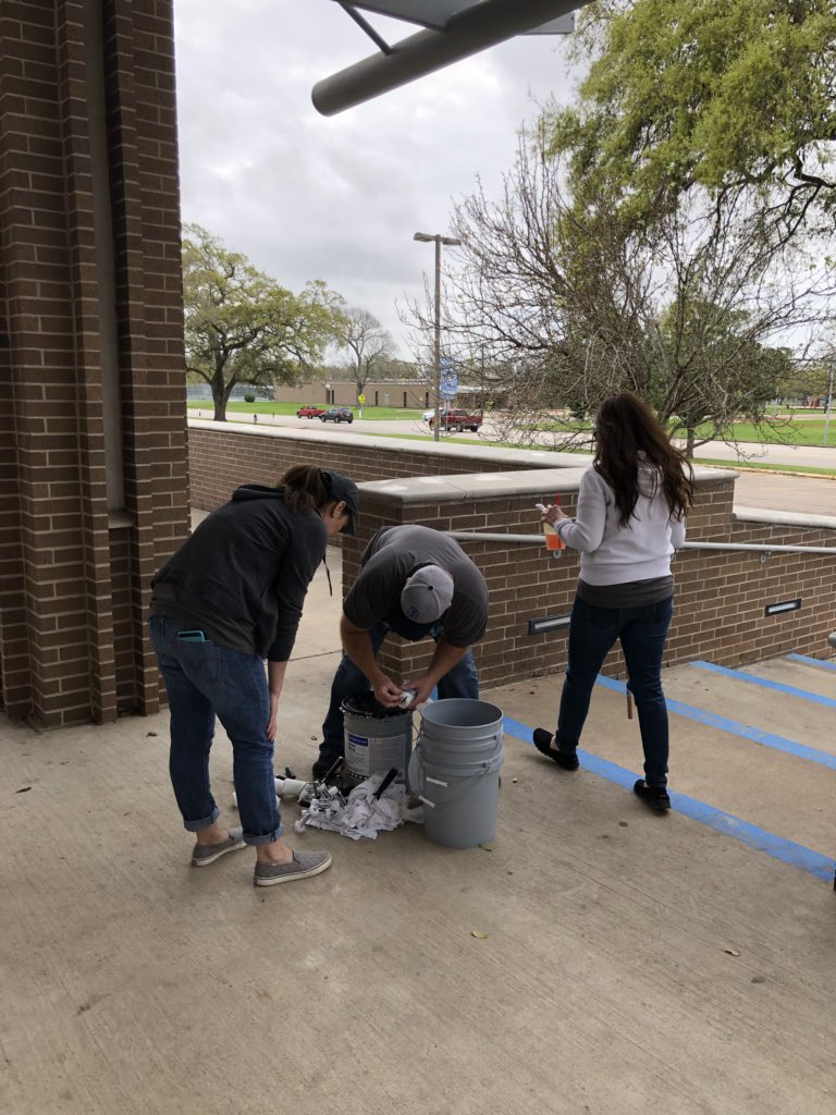 ritapintavalle's tweet image. @brazospointe #servolution working at Brazoswood today. Community service giving a “grace-lift” to front steps of BWood providing a happy welcome to all who enter.