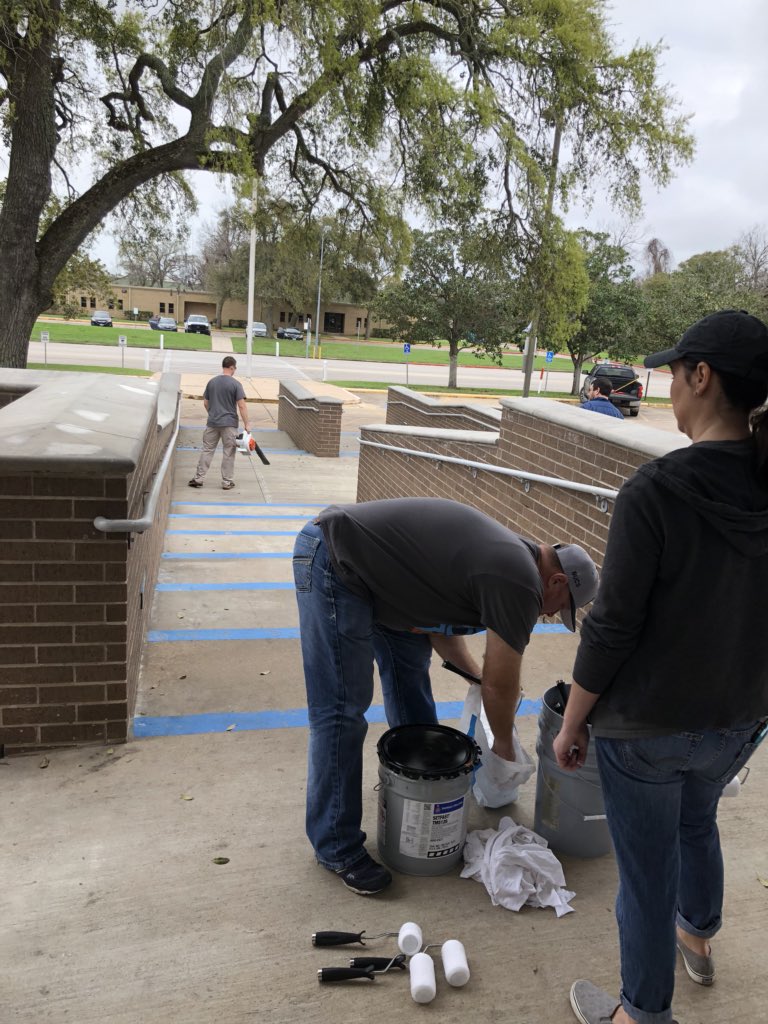 ritapintavalle's tweet image. @brazospointe #servolution working at Brazoswood today. Community service giving a “grace-lift” to front steps of BWood providing a happy welcome to all who enter.