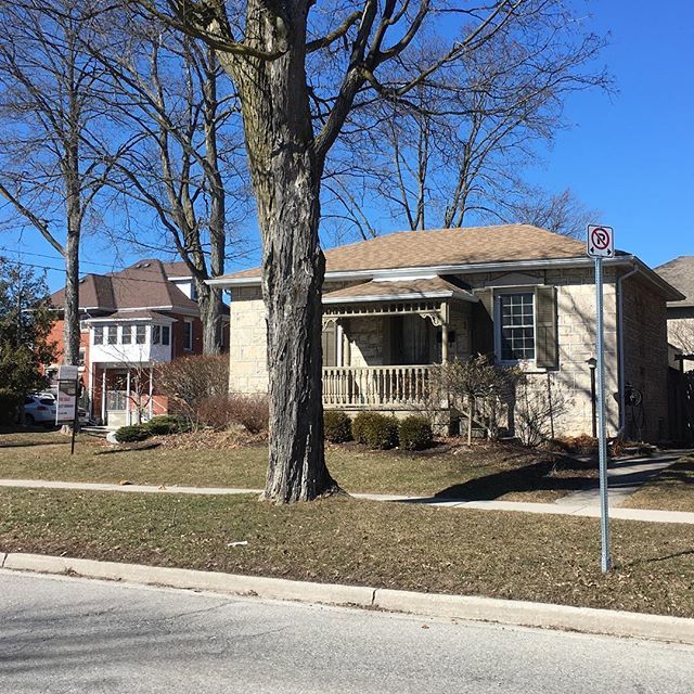CherylM21's tweet photo. The little stone house I have coveted since moving to Guelph is for sale. Of course it’s also grossly out of my price range... :(
#2bedrooms1bath #599k https://t.co/DSUh3xbiwW https://t.co/yBVEcCprAe